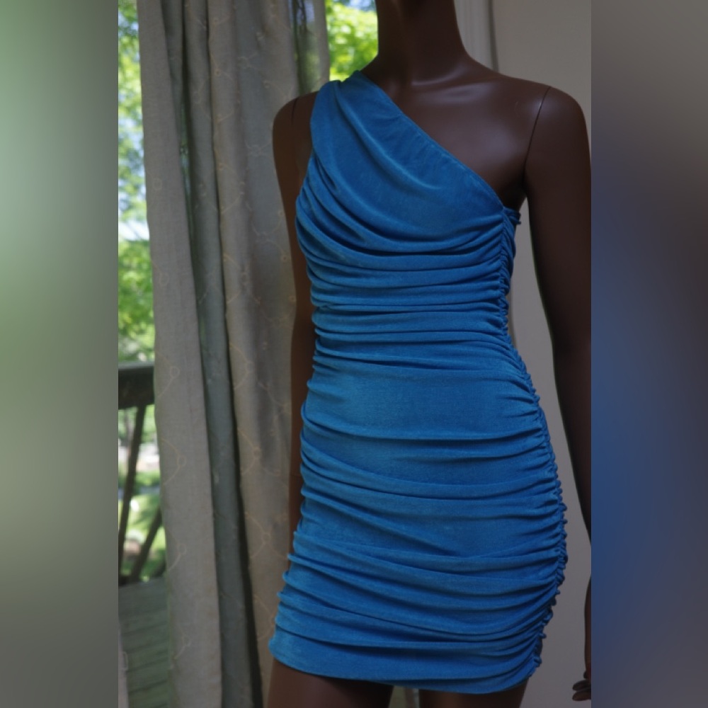 Lioness NWT The Goddess Mini
Ruched Dress WomensOne
Shoulder Blue New Short - Picture 5 of 10